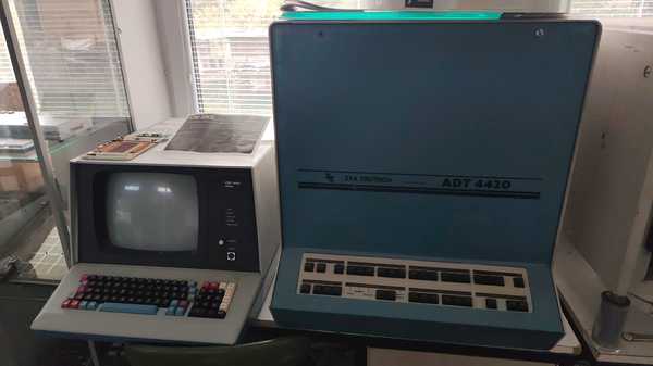 ADT 4400 (Počítač byl vyráběn od 1979 v ZPA Trutnov.)